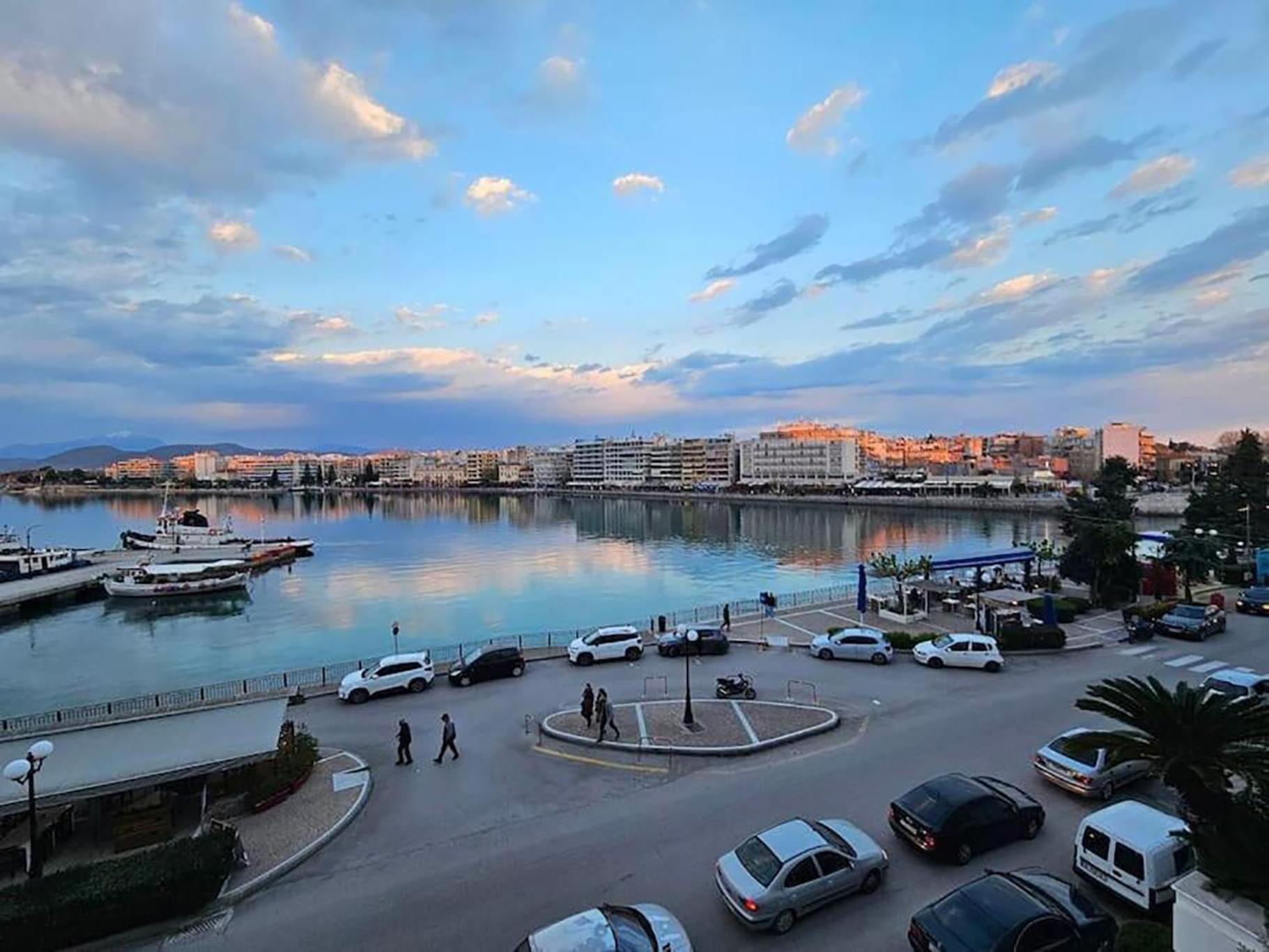 Debbie's δίπλα στο νερό ! Chalkida