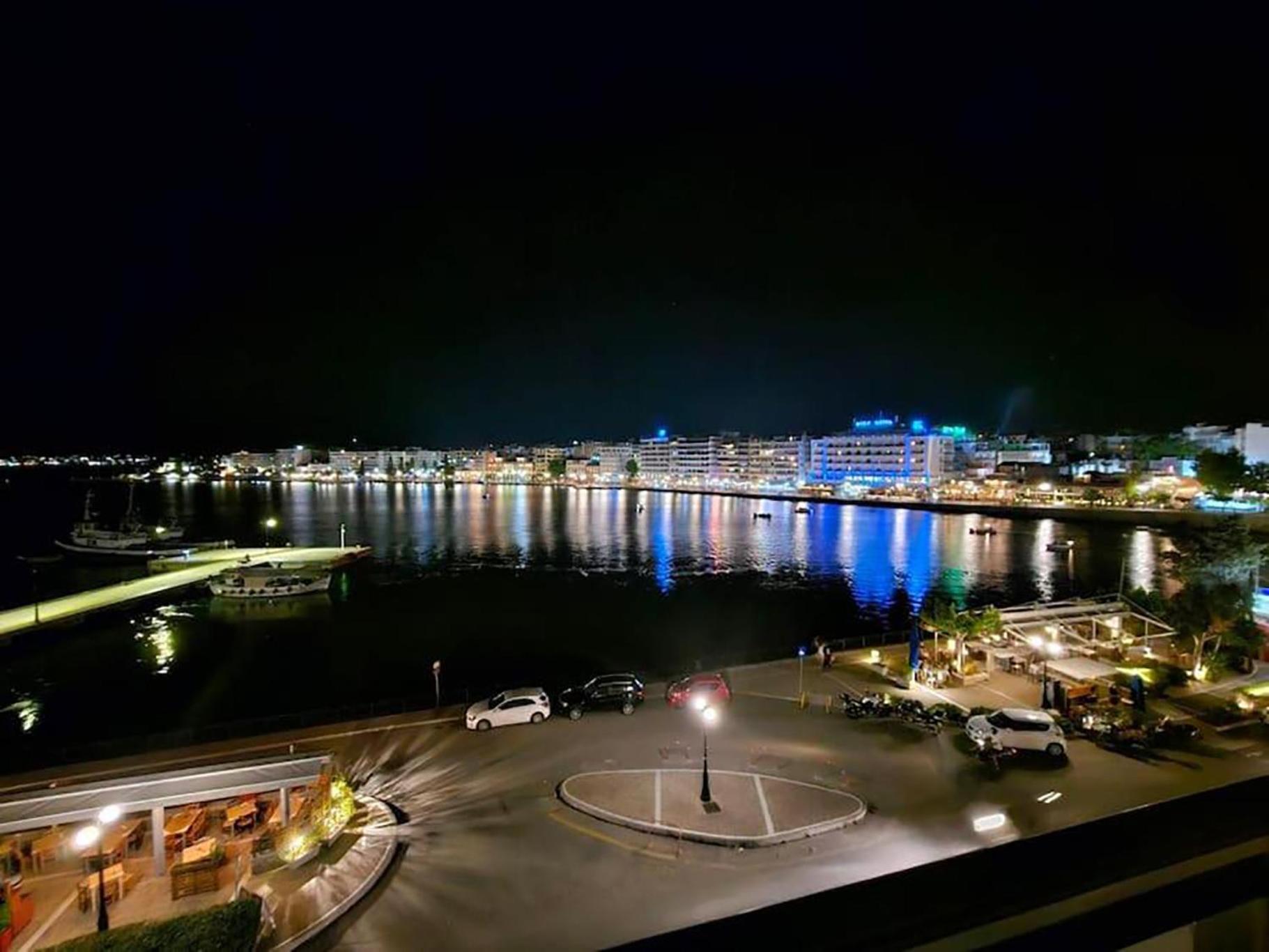 Debbie's δίπλα στο νερό ! * Chalkida
