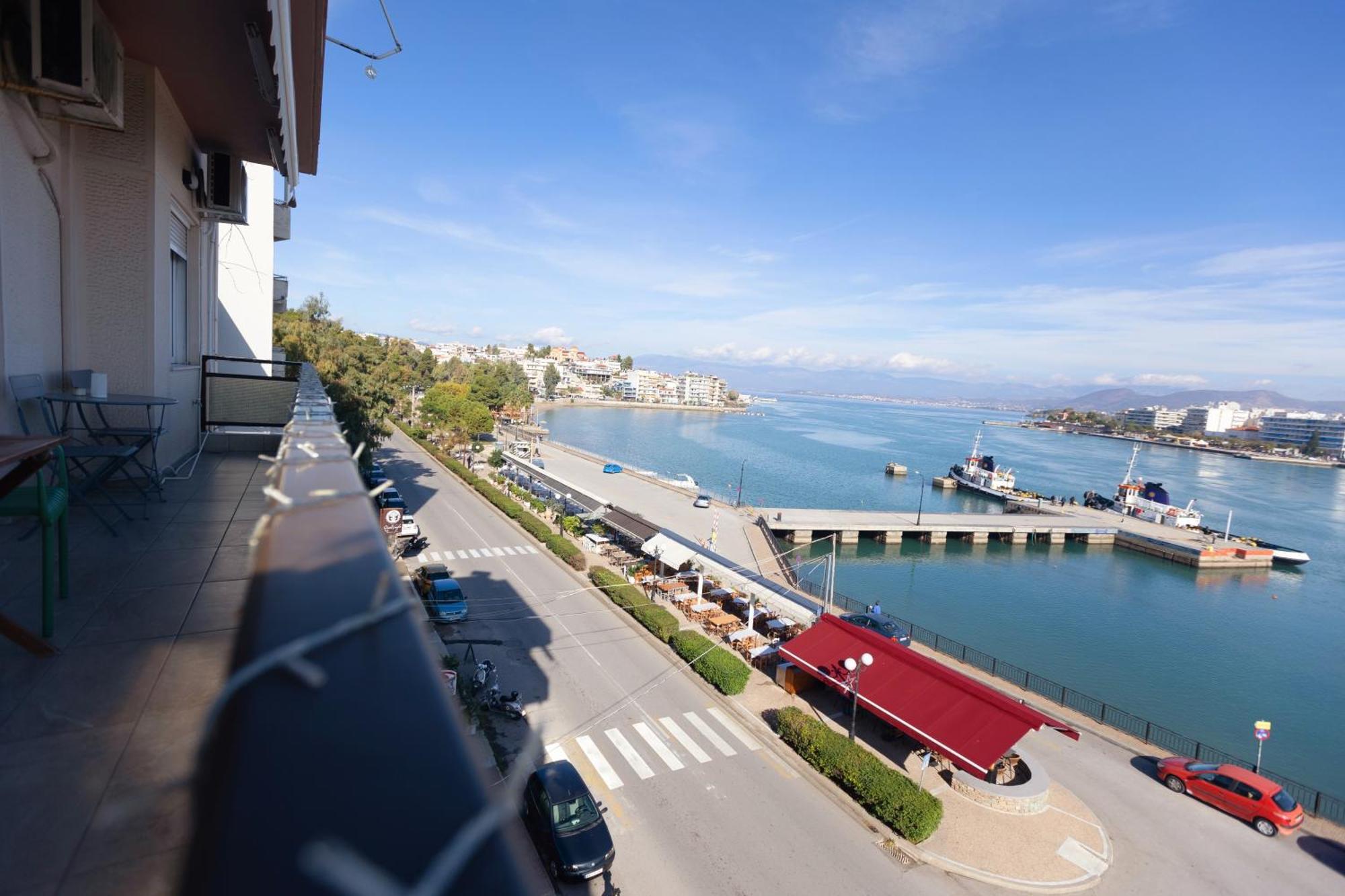 Debbie's δίπλα στο νερό ! Chalkida