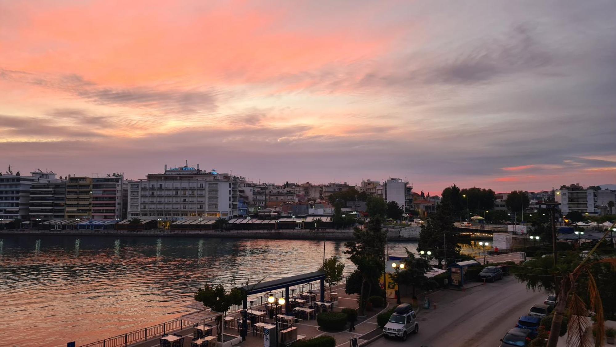 Debbie's δίπλα στο νερό ! Apartment *